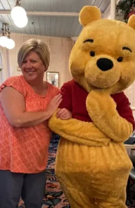 Glenda Taylor, conseillere en voyages chez Destinations Magiques, avec Winnie l'Ourson